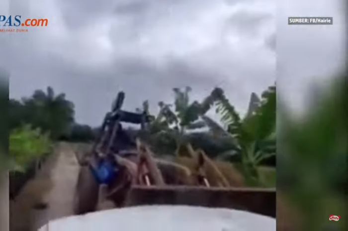 Cekcok soal parit di sawah, pria ini nekat tabrak mobil warga dengan ekskavator.