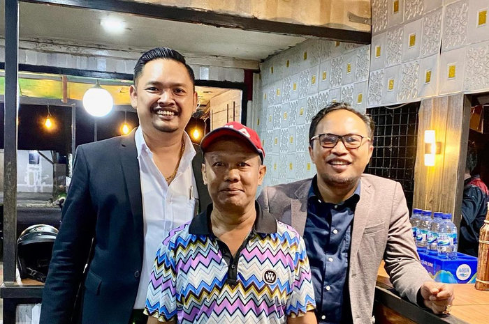 Foto Yosef Hidayah atau Yosef Subang tersenyum bersama pengacaranya diunggah di media sosial. 