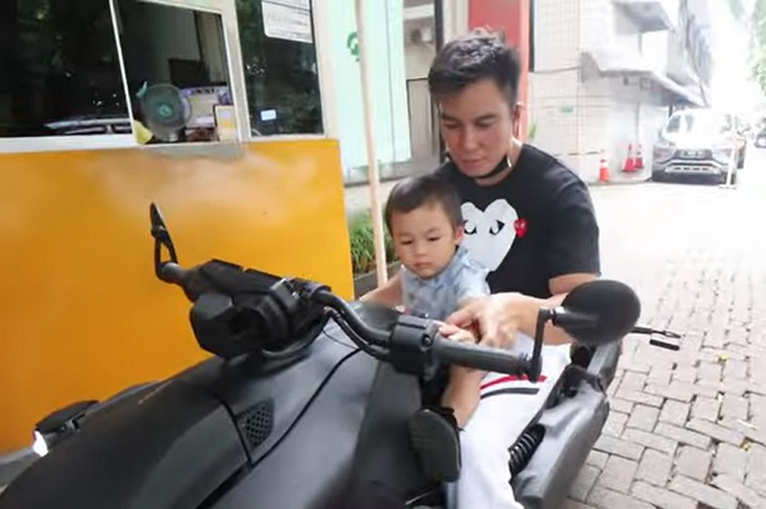 Geger, ternyata artis Baim Wong bisa ditilang polisi gara-gara bonceng anak enggak pakai helm.
