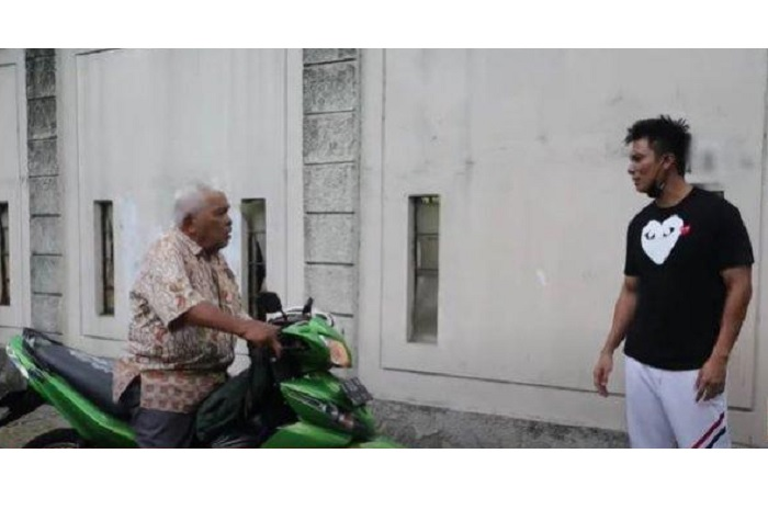Viral video artis Baim Wong marahi kakek-kakek mengendarai motor dikira pengemis, langsung ramai dibahas netizen.