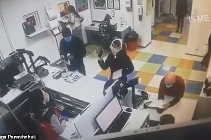 Aksi seorang wanita yang lepas celana dalam dan dipakai sebagai masker terekam CCTV.
