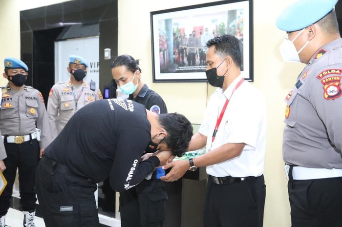 Foto tampang Brigadir NP polisi yang smackdown mahasiswa pendemo di Tangerang diunggah di media sosial. 