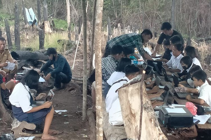 Sebanyak 45 pelajar SMP Negeri 4 Ketungau Hulu, Kabupaten Sintang, Kalimantan Barat (Kalbar) rela menginap di bukit demi mengikuti Asesmen Nasional Berbasis Komputer (ANBK).