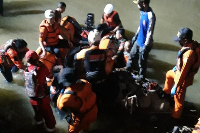 Tim SAR gabungan sedang mengevakuasi korban meninggal siswa MTS Harapan Baru Cijantung Ciamis yang meninggal dunia akibat tenggelam terseret arus Sungai Cileueur, Kabupaten Ciamis, Jumat (15/10/2021) malam.