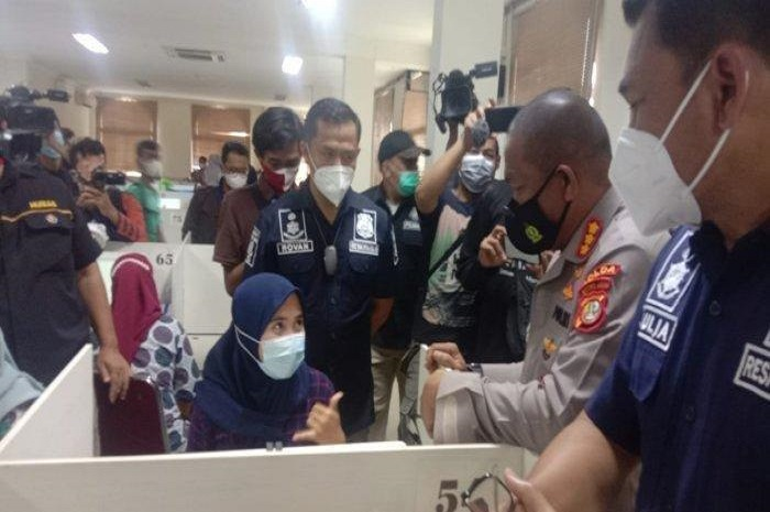 Suasana saat polisi gerebek kantor pinjaman online ilegal.