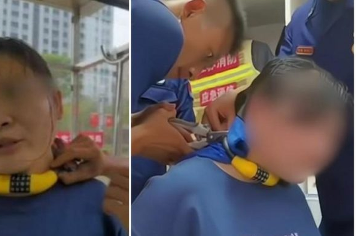 Seorang ibu yang lehernya tersangkut kunci sepeda karena ulah anaknya.