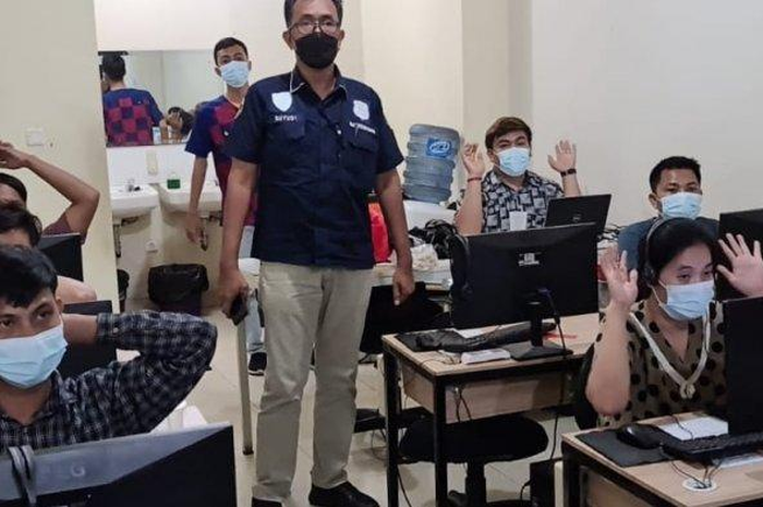 Polisi lakukan penggerebakan ke kantor pinjol ilegal.