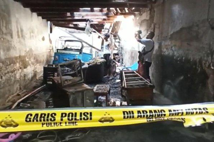 Garis polisi melintas di bangunan yang terbakar di Jalan Pademangan III, RT 12 RW 02 Pademangan Timur, Pademangan, Jakarta Utara, Jumat (15/10/2021). 