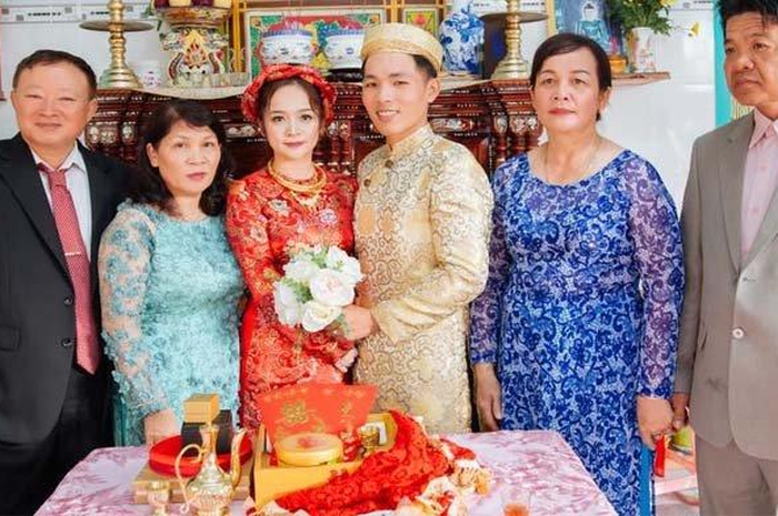 Mertua Cam Huong yang baik hati di sebelah kirinya.