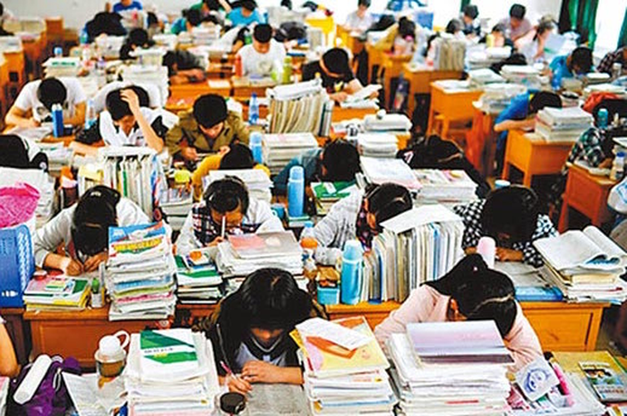 Persiapan tes Gaokao di China, murid-murid dan pelajar tenggelam dalam tumpukan buku dan kertas ujian