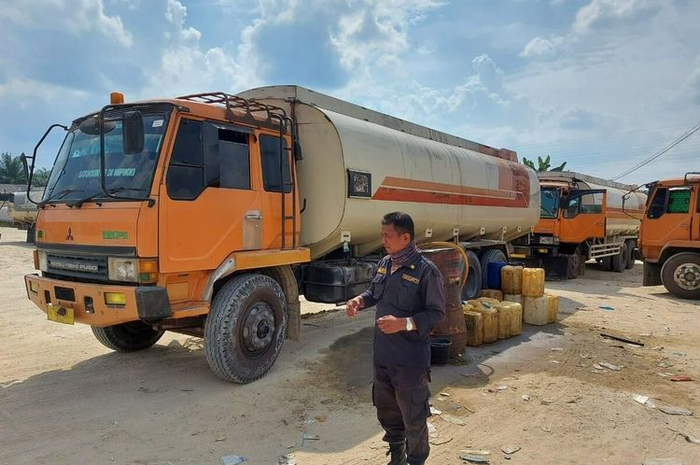 Truk tangki CPO yang dipakai menimbun Solar dari truk derek yang mondar-mandir ke SPBU kawasan Bengkalis, Riau