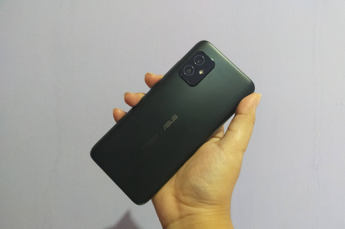 Desain ASUS Zenfone 8 yang terlihat biasa namun ternyata menarik setelah dicoba.
