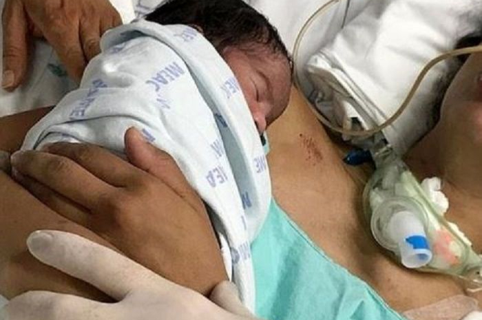 Bayi yang baru lahir lakukan hal ini pada ibunya yang koma