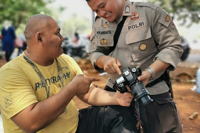 Video viral Aipda Ambarita memeriksa handphone warga saat patroli berbuntut panjang. Aipda Ambarita kini terancam sanksi dari Polri.