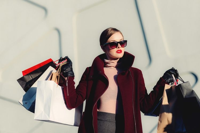 Ilustrasi orang yang kecanduan berbelanja alias shopaholic.