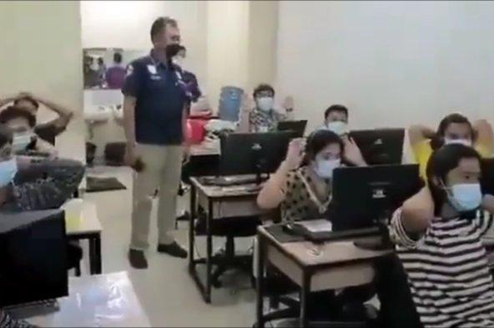 Polisi saat menggerebek kantor pinjol ilegal
