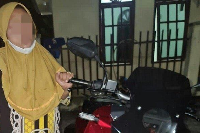 Lindawati dan sepeda motor miliknya diamankan petugas kepolisian Polsek Prabumulih Barat 