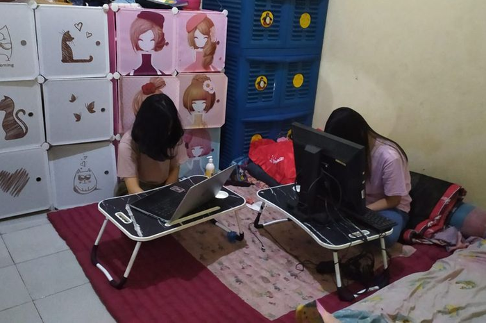 Dirkrimsus Polda Metro Jaya Ditsiber melakukan penggerebekan desk collector pinjaman online (pinjol) di kamar kos, Jalan Tawang Mangu, RT 012 RW 03, Kedaung Kali Angke, Cengkareng, Jakarta Barat, pada Senin (25/20/2021). 