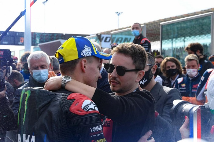 Jorge Lorenzo menemui Fabio Quartararo yang menyabet juara dunia MotoGP 2021.