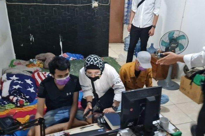 Penggerebekan tempat pinjaman online di kawasan Cengkareng, Jakarta Barat pada Senin (25/10/2021). 