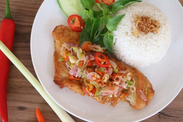 Ayam geprek sambal matah, begini cara membuatnya.