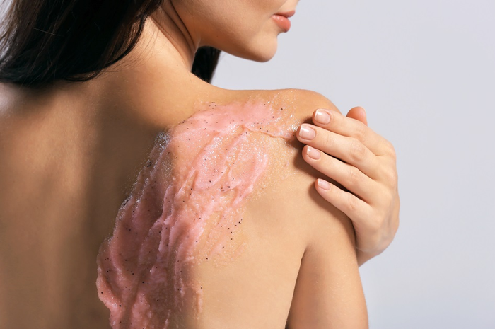 Ilustrasi memakai body scrub