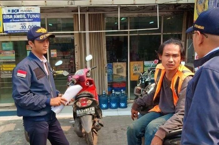 Ilustrasi tukang parkir. Tukang parkir nangis guling-guling kehilangan pekerjaan mereka, jika dilaporin ke polisi bisa masuk penjara 9 tahun.