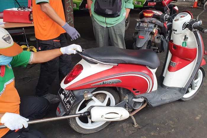 Ilustrasi uji emisi. Trik ampuh lulus uji emisi motor di DKI Jakarta, pemotor pasti aman dari tilang polisi.