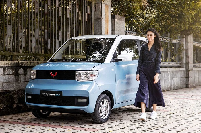 Muat 4 orang enggak kehujanan dan kepanasan pakai tenaga listrik, akan dijual di Indonesia harga mirip-mirip motor matic bro!