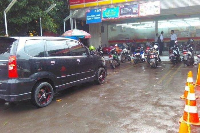 Ilustrasi lahan parkir di minimarket. Minimarket Gak Berkutik Saat Lahan Parkir Dikuasai Ormas, Ternyata Pendapatan dari Parkiran Fantastis