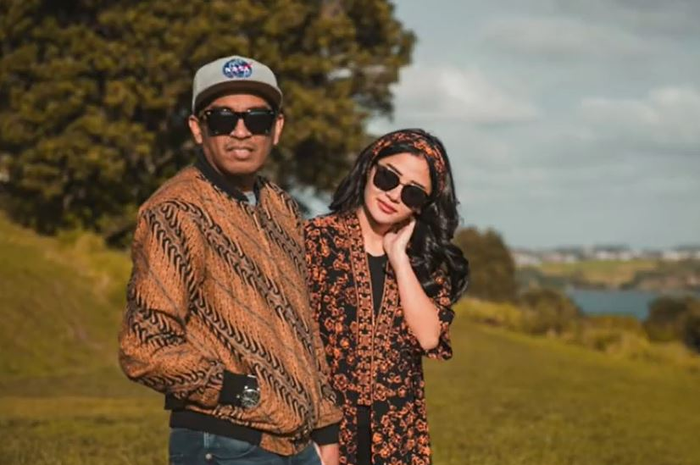  Mendiang Glenn Fredly dan istrinya, Mutia Ayu.