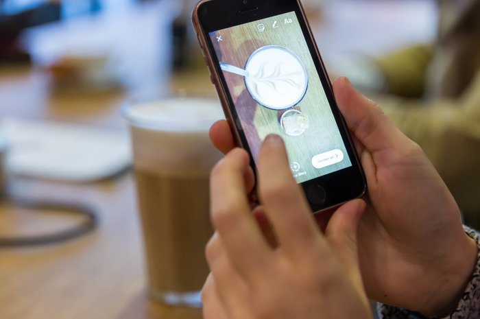 Ilustrasi memposting Instastories di iPhone