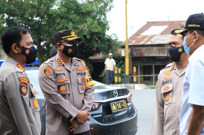 Foto Kapolres Tebing Tinggi yang mudah dijumpai di media sosial itu akhirnya menjadi sorotan gegara kelakuan istrinya pamer duit di TikTok.