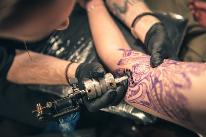 Ilustrasi tukang tatto