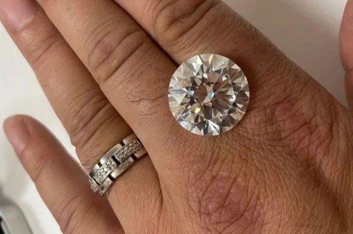 Cincin berlian besar yang nyaris dibuang karena dikira tak berharga ternyata bernilai puluhan miliar