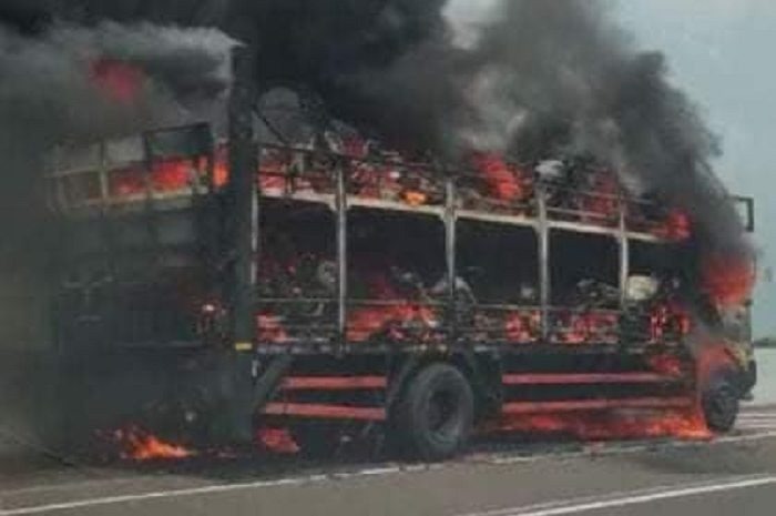 Geger insiden truk angkut motor terbakar di jalan tol Nganjuk, telan kerugian hingga ratusan juta Rupiah.