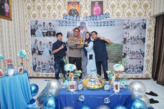 Foto Kapolres Tebing Tebing pamitan ke warga membuat sedih netizen. Beberapa netizen mengunggah emotikon menangis.