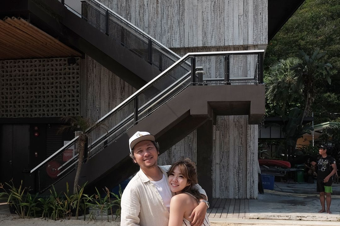Dalam foto itu seolah Gisel tak ingin kehilangan papa Gempi. Tentu saja, foto Gisel menuai komentar netizen. 