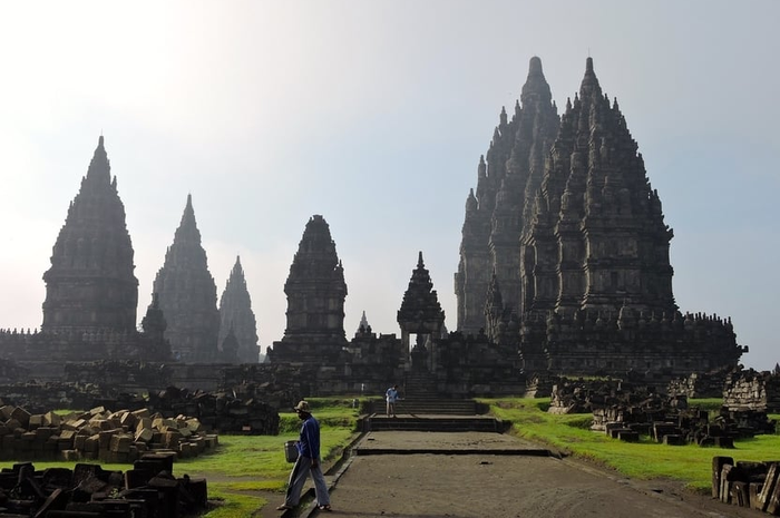 Candi Prambanan, merupakan peninggalan kerajaan mataram kuno yang bercorak Hindu.