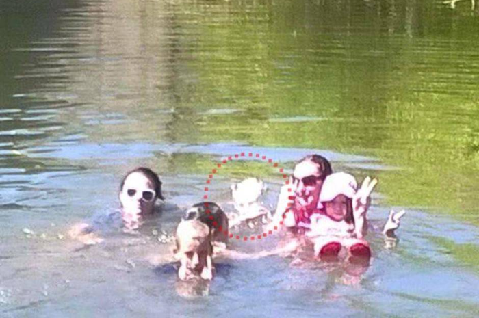 Kisah misteri, gadis yang 100 tahun lalu meninggal, tiba-tiba muncul dalam sebuah foto keluarga.
