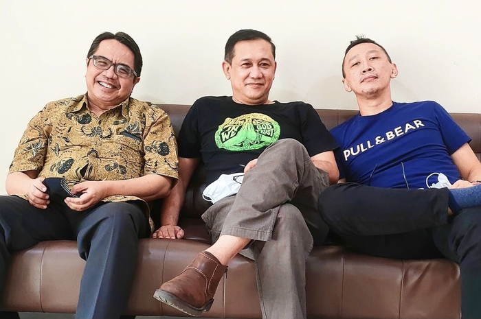 Foto Ade Armando dihujat habis-habisan oleh netizen di media sosial. Pemicunya, pernyataan salat 5 waktu bukan perintah tertulis di Al Aquran.