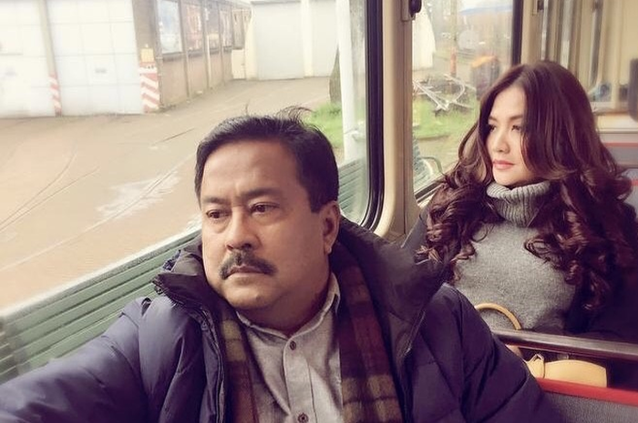 Foto kekasih Rano Karno sudah bikin baper netzien. Berembus kabar yang menyebutkan  pemain Si Doel telah menikah dengan mantan menteri Jokowi.