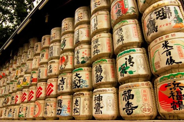Gentong-gentong sake yang dipersembahkan untuk Kuil Meiji di Tokyo