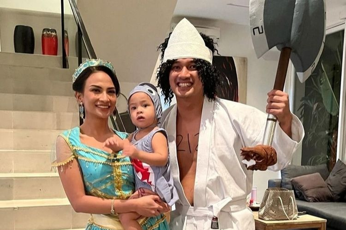 Vanessa Angel bersama suaminya, Bibi Andriansyah, dan anak mereka, Gala Sky. 