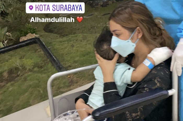 Di tengah penasaran netizen, Crazy Rich Surabaya Tom Liwafa mengunggah foto kondisi anak Vanessa Angel yang berhasil selamat dari kecelakaan maut. 