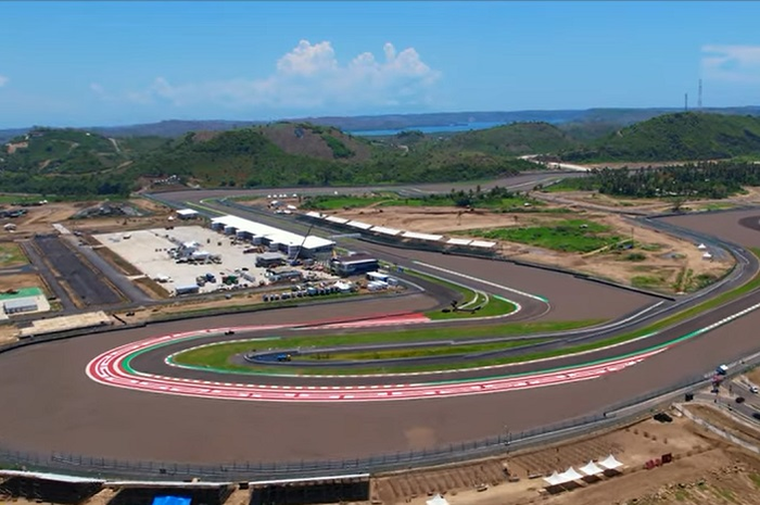 Akhirnya terungkap, ini motif batik yang dipakai di area Run Off Sirkuit Mandalika jelang WSBK Indonesia 2021.