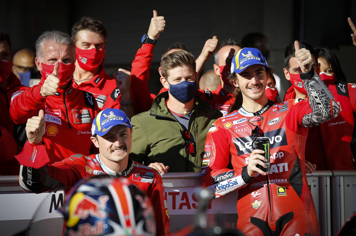 Banyak fakta seru di kualifikasi MotoGP Algarve 2021, Sabtu (6/11/2021) gak cuma murid Valentino Rossi Francesco Bagnaia (kanan) pole position