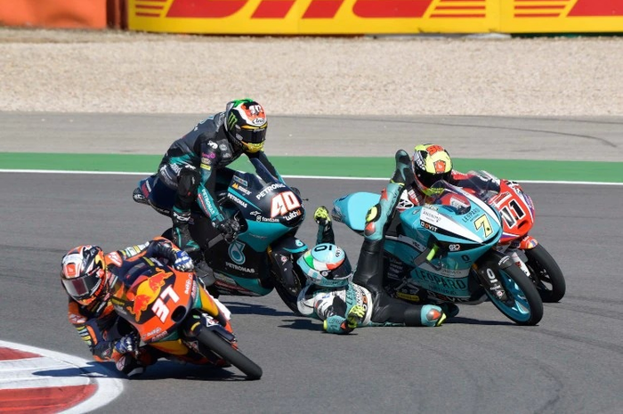Jadi pelaku tabrak lari di kelas Moto3 Algarve 2021, Darryn Binder banyak dikecam para pembalap MotoGP.