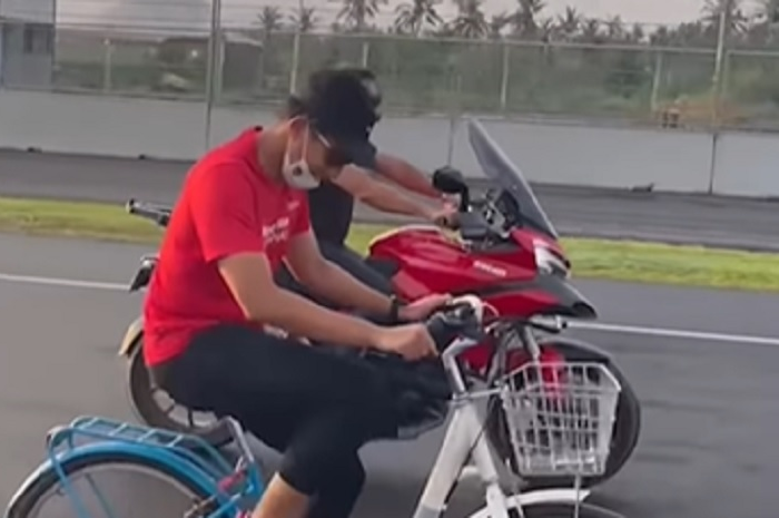 Valentino Rossi menangis lihat ini, Menteri Pariwisata dan Ekonomi Kreatif (Menparekraf), Sandiaga Salahudin Uno jajal Sirkuit Mandalika naik sepeda Ontel.