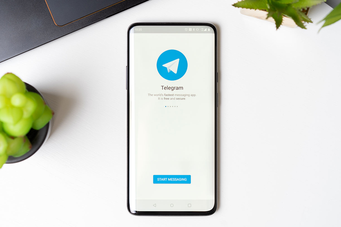 Ilustrasi Telegram di smartphone